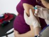 Femeile gravide şi care alăptează se pot vaccina anti-COVID
